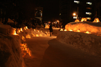 雪あかりの路