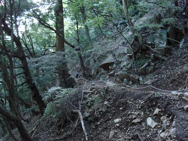 崖注意、落石にも注意