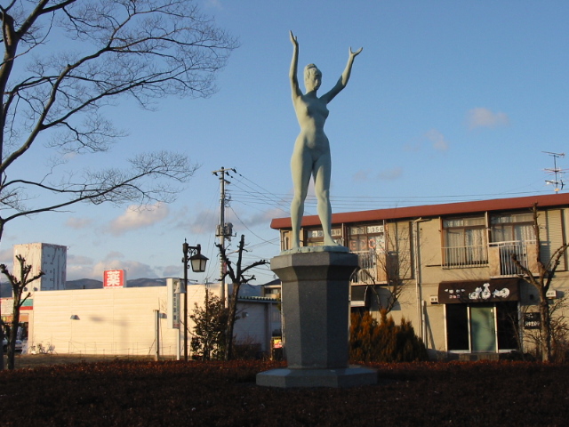 駅前の像「煌」