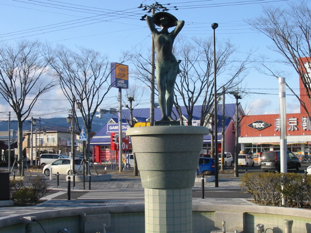 駅前の像「遙」