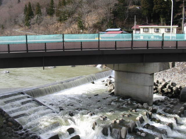 南小谷駅前の姫川