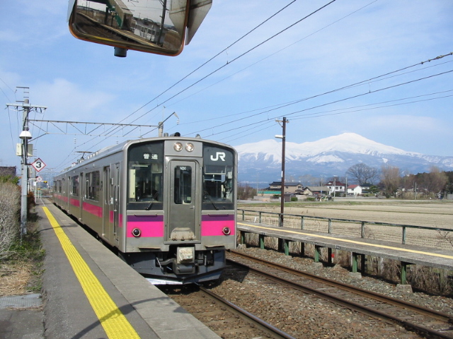 南鳥海駅と普通列車（７０１系）