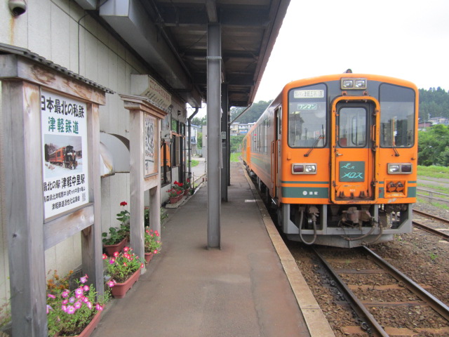 津軽中里駅に停車中の列車