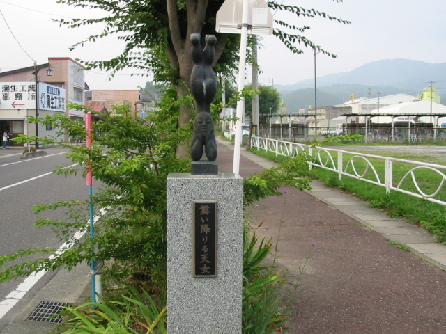 神俣駅駅前の「舞い降りる天女」の像