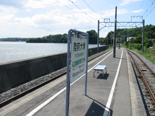 駅名標と松島湾