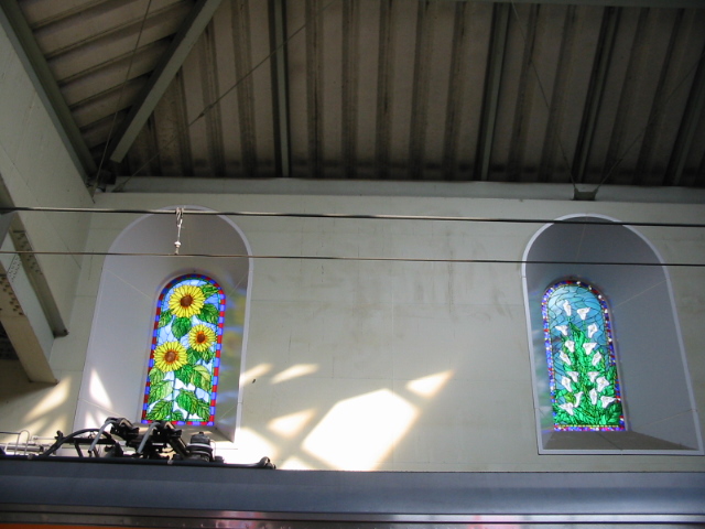 武蔵五日市駅のステンドグラス