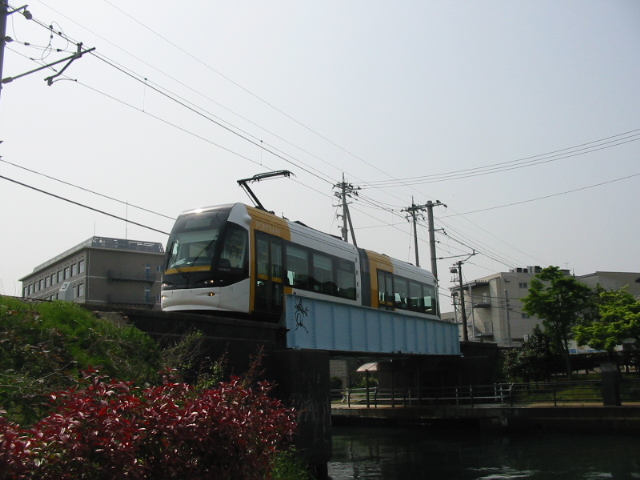 岩瀬運河を渡るポートラム