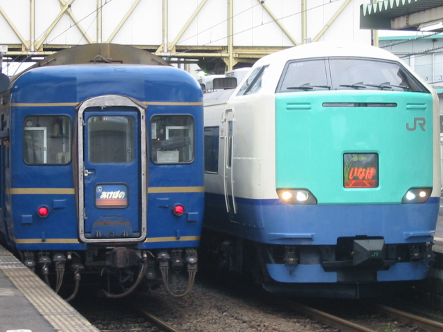 東能代駅での「あけぼの」と「いなほ」