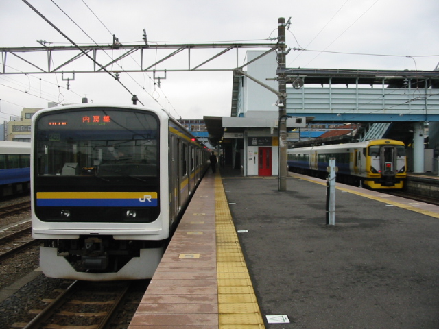 安房鴨川駅での特急わかしおと、２０９系普通