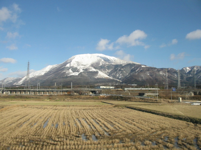 雪をかぶった伊吹山