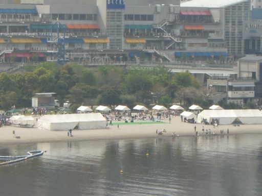 海岸でイベント.jpg