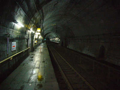 トンネル駅
