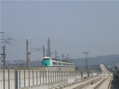 特急北越号と新幹線高架