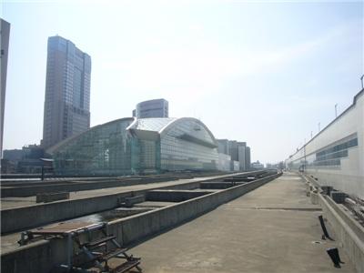 もてなしドームと、新幹線金沢駅