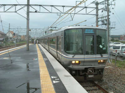 長浜駅に入線する新快速電車