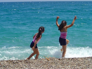 はしゃぐ娘たち