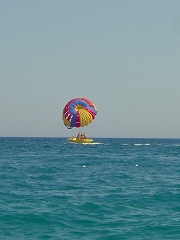 パラセーリングをする人も