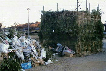 鳥小屋に松納