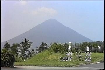 薩摩半島バスツアーNO.４３焼酎工場前庭からの薩摩富士