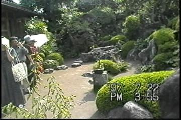 薩摩半 島バスツアーNO.118「知覧武家屋敷」v庭の説明を聞く旅友達