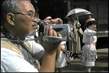 摩半島 バスツアーNO.120「知覧武家屋敷」xビデオを撮る私。