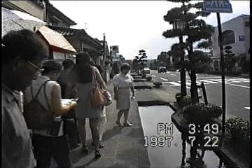 薩摩半 島バスツアーNO.114「知覧武家屋敷」r清流を配した大通り