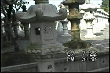 知覧特攻平和会館脇に林立する慰霊の石灯篭群