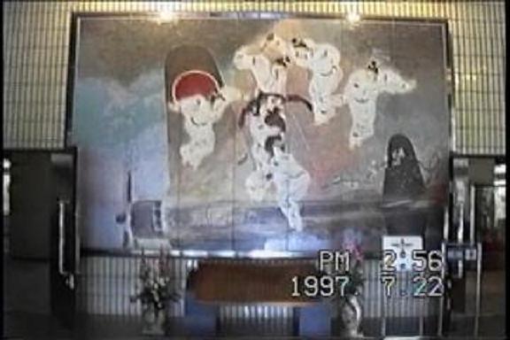 知覧特攻平和会館で強く印象に残った大絵画。絵柄は敵艦激突寸前の特攻隊員の霊魂を抱きあげる天女達