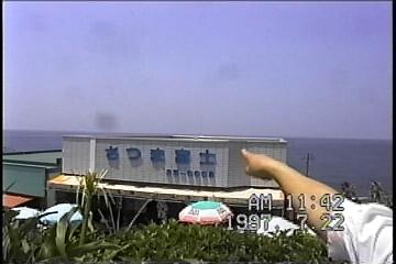 薩摩半島バスツアーNO.５２長崎鼻e鬼界ヶ島方向を指差すガイド