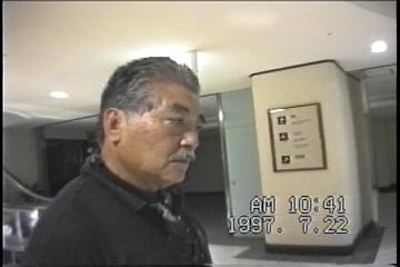 薩摩半島バスツアーNO.３２説明書きを読むイーさん