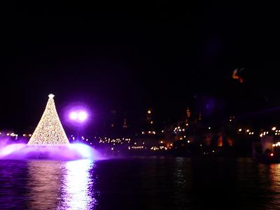 水上のクリスマスツリー