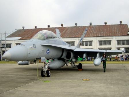 F/A-18とおねーさん　岐阜２００５