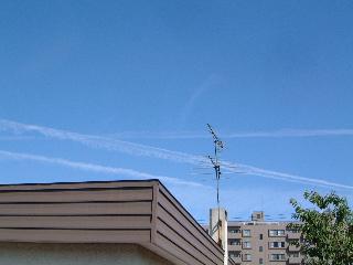飛行機雲たくさん？