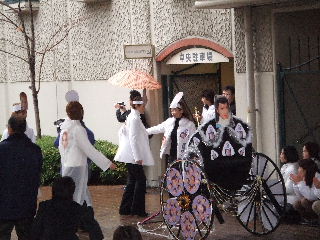 貴城けい千秋楽入り