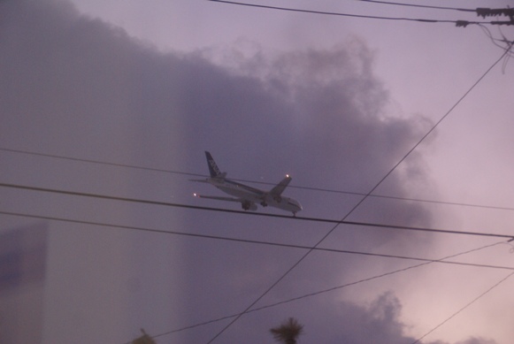 低く飛ぶ旅客機