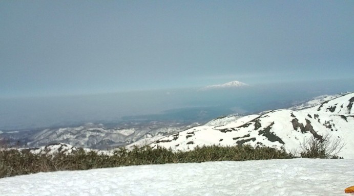 湯殿山から見える鳥海山。