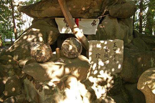 田懸神社・玉さすり