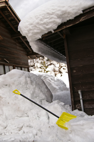 雪かきと屋根