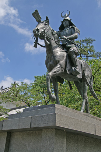 戸田氏騎馬像