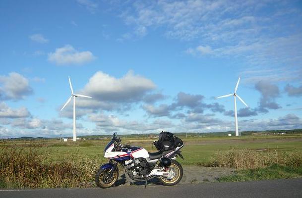風車とバイク.JPG