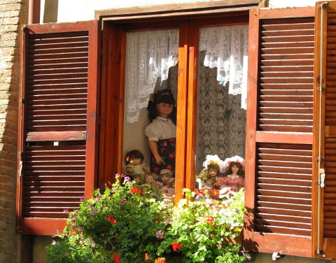 窓辺の人形.jpg