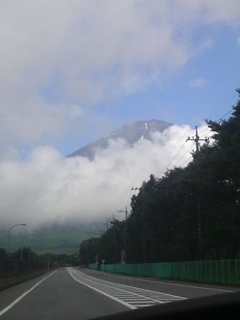 夏旅行２日目０３（車の中から見た富士山）.JPG