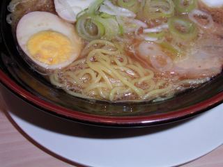 麺屋吉宗ラーメン麺アップ