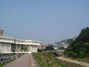 川べりと図書館