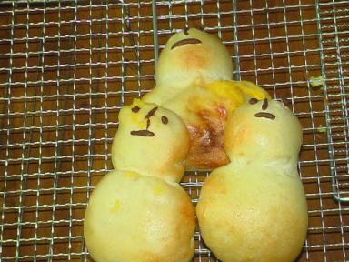 クリ－ム入り雪だるまパン