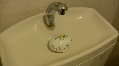 陶器製のトイレ洗浄剤