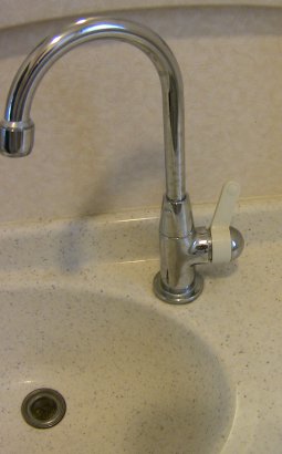 トイレの手洗い収納カウンター用水栓（修正前）