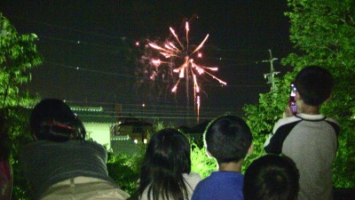 花火を観る子供たち