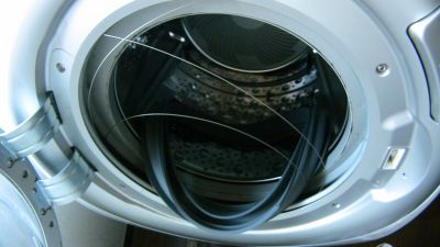 窓パッキンが外れたドラム式洗濯機
