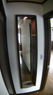 廊下の突き当たりに鏡付きのラックニッチ